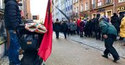 W Gdańsku brakuje flag i kirów. Pojawiły się za to naklejki z nazwiskiem Adamowicza