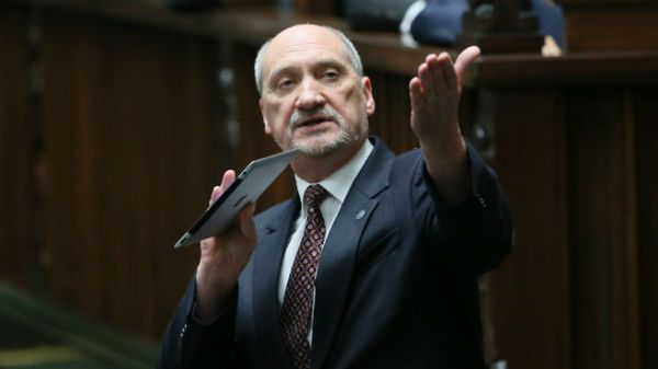 Poseł PiS Antoni Macierewicz podczas wystąpienia w sejmie ws. Amber Gold