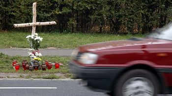 Symboliczny krzyż i znicze to ostrzeżenie przed brawurową jazdą samochodem