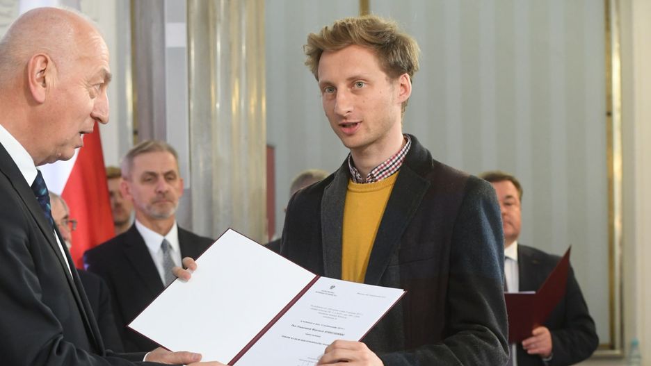 Franciszek Sterczewski, przyszły poseł PO, wywołał kontrowersję natury... stylistycznej. Na uroczystość przyszedł w brudnych sportowych butach