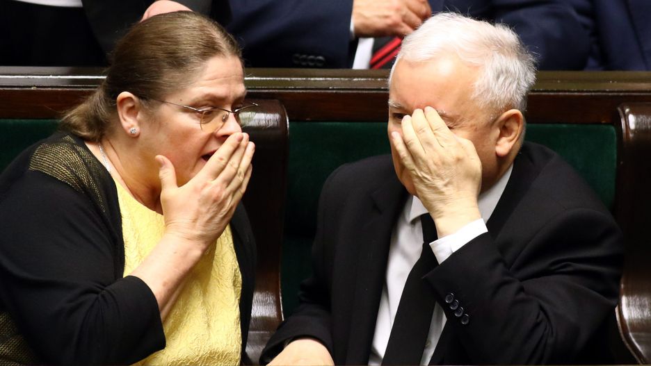 Krystyna Pawłowicz otwarcie wyraża niezadowolenie z kolejnych transferów posłów opozycji do klubu PiS. Na zdjęciu z prezesem PiS Jarosławem Kaczyńskim w maju 2017 roku w Sejmie.