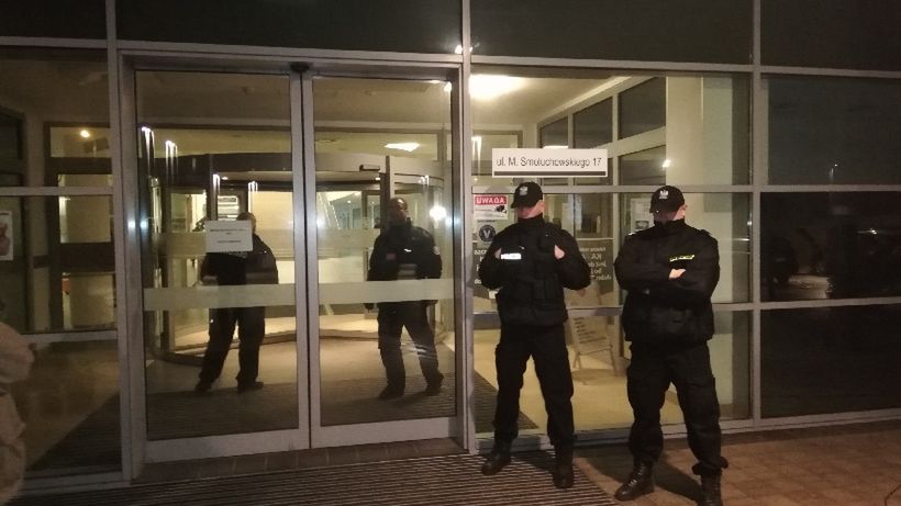 Policjanci pod szpitalem, w którym operowany był prezydent Adamowicz.
