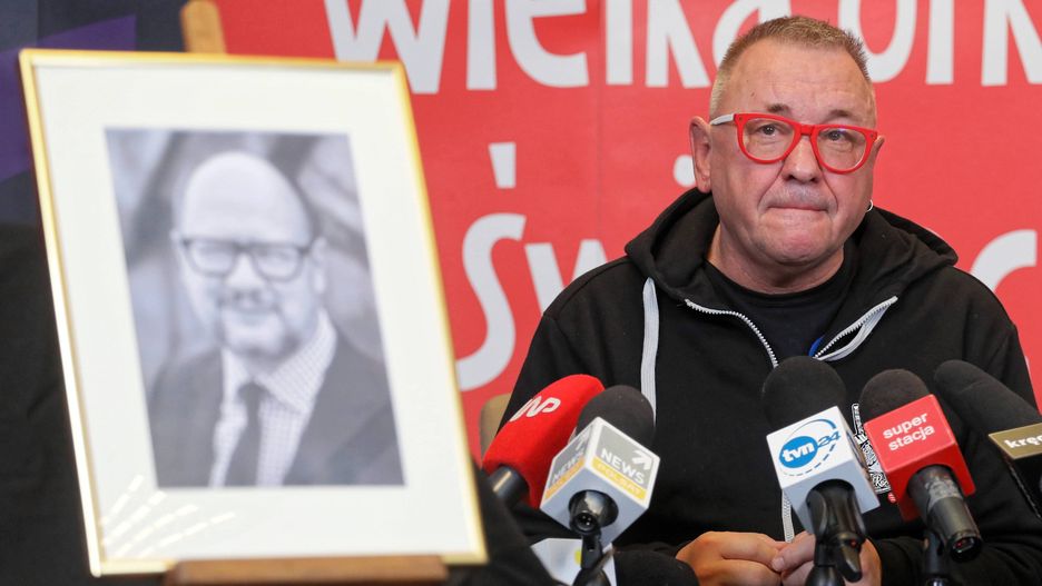 14 stycznia 2019 roku. Jerzy Owsiak ogłasza rezygnację z kierowania WOŚP. Obok niego stoi portret Pawła Adamowicza, zamordowanego prezydenta Gdańska.