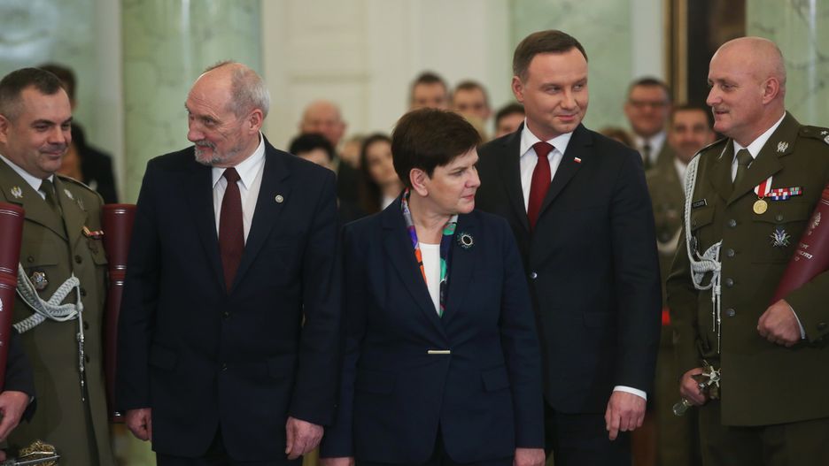 Antoni Macierewicz, Beata Szydło i Andrzej Duda podczas uroczystości wręczania nominacji generalskich w listopadzie 2016 r.