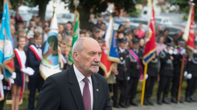 To nie byli hitlerowcy, tylko Niemcy - mówił w Sulejowie szef MON Antoni Macierewicz