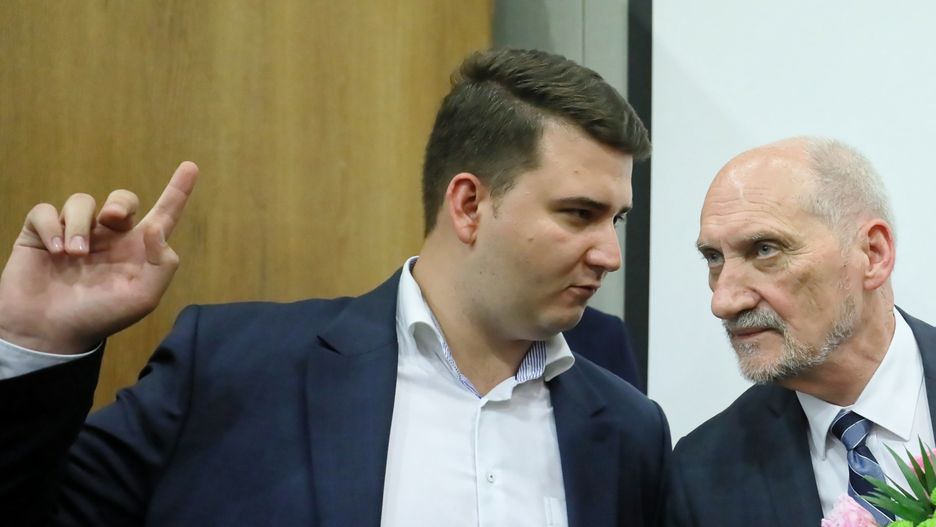 Bartłomiej Misiewicz i Antoni Macierewicz na początku czerwca wspólnie uczestniczyli w konferencji na temat bezpieczeństwa