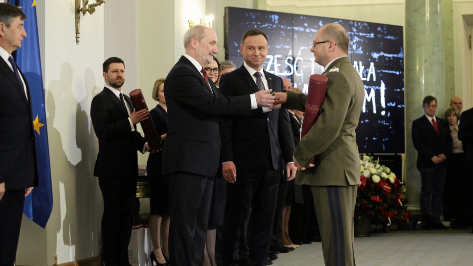 Certyfikaty bezpieczeństwa zostały cofnięte dzień po odmowie proponowanych przez MON awansów generalskich