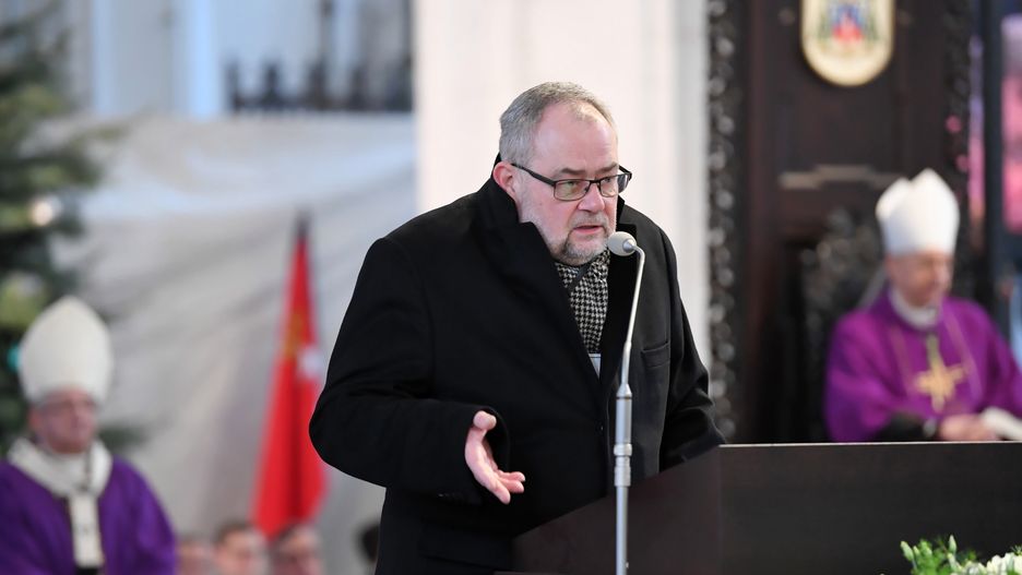 Brat Pawła Adamowicza, Piotr Adamowicz, podczas przemówienia w Bazylice Mariackiej.