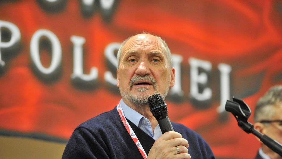 Antoni Macierewicz mówił o eksplozji, rzeczniczka podkomisji smoleńskiej o "gwałtownym zjawisku".