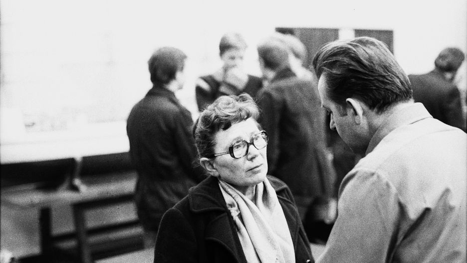 Przerwa w posiedzeniu Krajowej Komisji Porozumiewawczej Solidarność w Stoczni Gdańskiej, na którym zapadły decyzje o odwołaniu strajku generalnego oraz gotowości strajkowej w całym kraju z wyjątkiem Bydgoszczy. Nz. Anna Walentynowicz (L) i Marian Jurczyk.