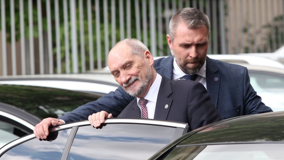 Antoni Macierewicz choć jest szeregowym posłem nadal korzysta z ochrony