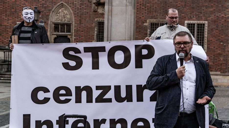 Europoseł Jarosław Iwaszkiewicz twierdzi, że o niczym nie wiedział