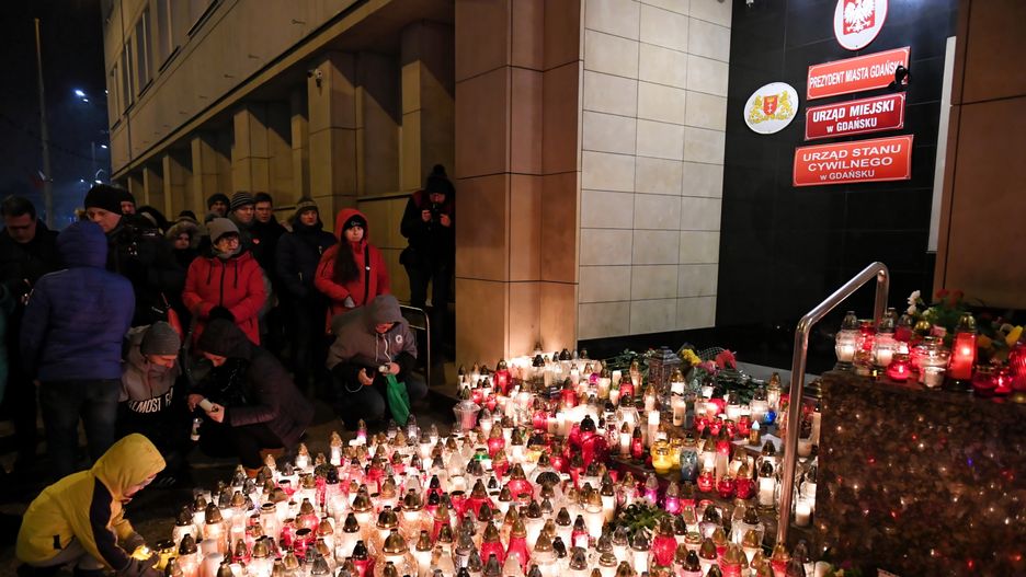 Znicze przed siedzibą prezydenta Gdańska