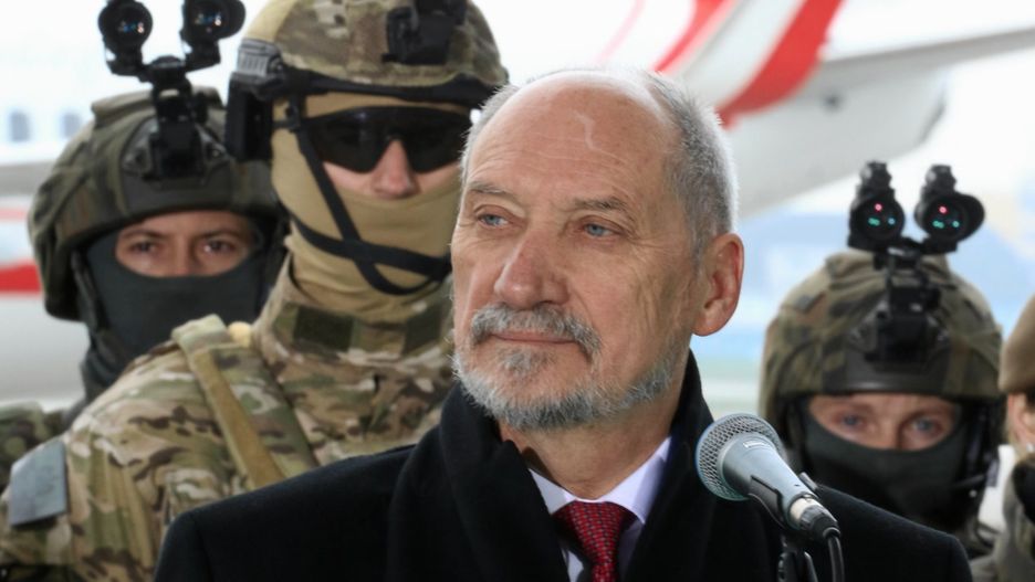 Minister Antoni Macierewicz dwa lata rządów w MON podsumował na tle uzbrojonych żołnierzy.