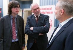 Ponad 27 tys. zł za wyjazd Antoniego Macierewicza do USA. Poleciał na konferencję Edmunda Jannigera