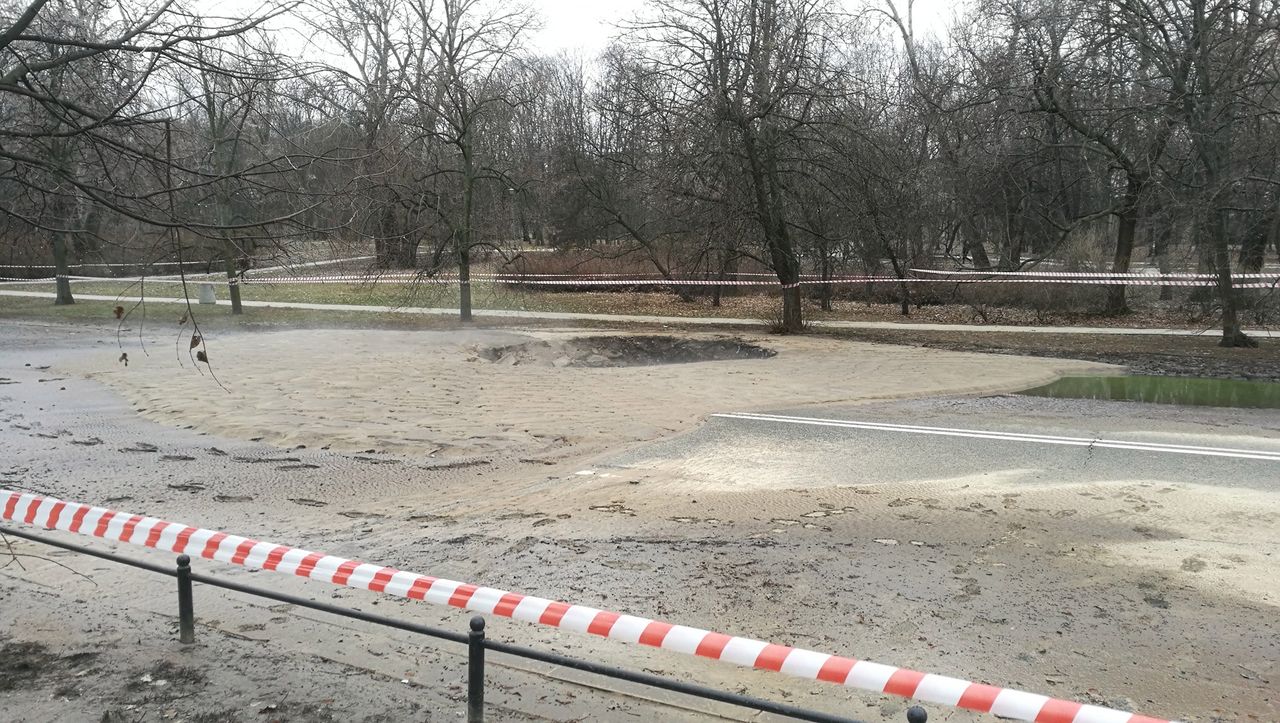 Powiśle. Poważna awaria sieci ciepłowniczej. Ogromna dziura na środku ulicy