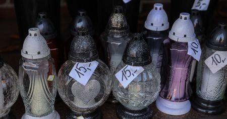 Z dedykacją, a może patriotyczne? Oto tegoroczne trendy na cmentarzach
