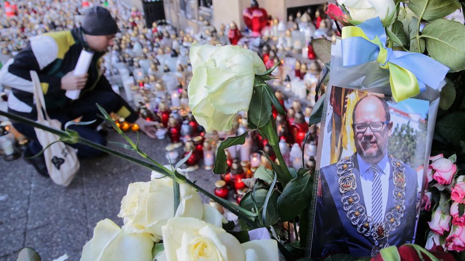 Gdańsk: w ECS zostanie wystawiona trumna z ciałem Pawła Adamowicza. Na zdjęciu znicze przed Urzędem Miasta