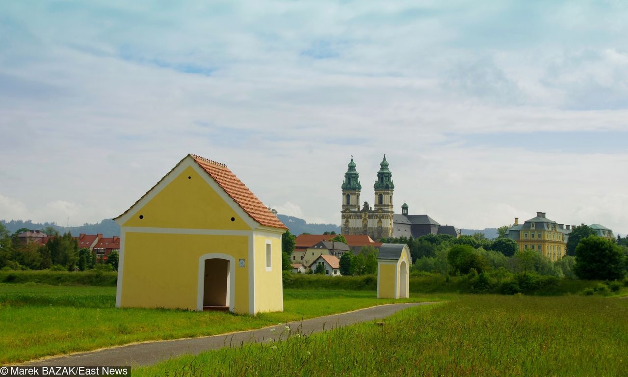 Pomazali XVII-wieczne kapliczki cystersów sprayem. 13 i 15-latek zatrzymani