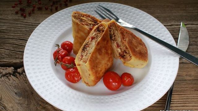 Naleśniki z białym serem i pomidorami suszonymi