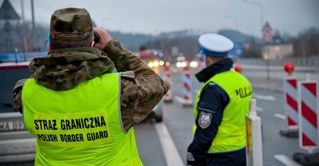 Koronawirus w Polsce. Kontrole na granicach i zakaz ruchu lotniczego wydłużony