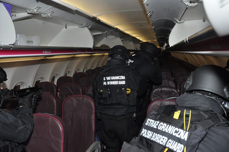 Akcja służb na lotnisku w Poznaniu-Ławicy. 22-letni Polak awanturował się w samolocie