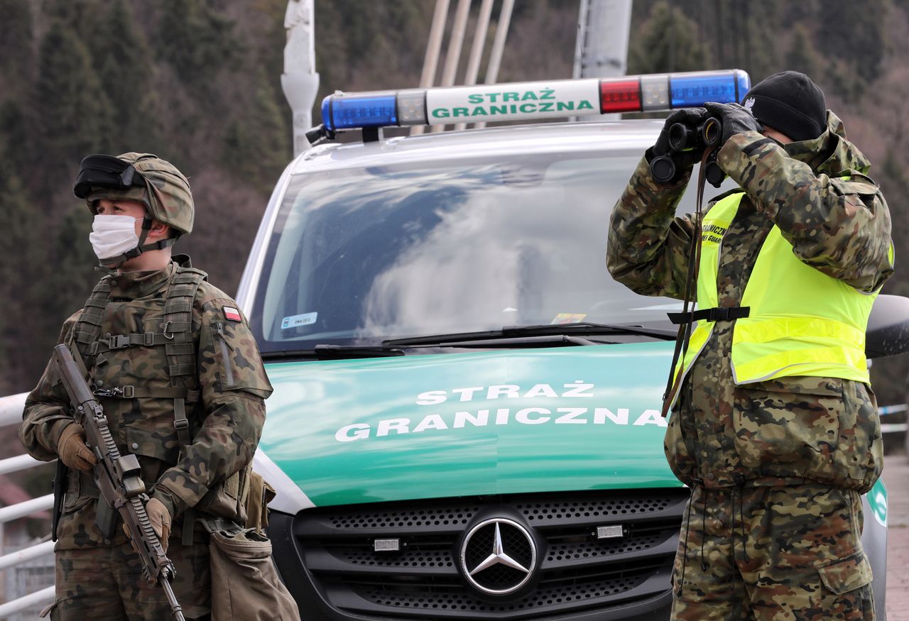 Udaremniona próba przemytu. Zrzucali papierosy z motolotni