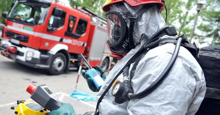 Beczki z chemikaliami porzucone przy A2. Do akcji ruszyła jednostka ratownictwa chemicznego