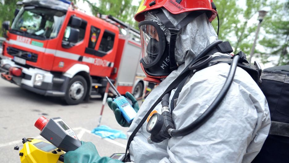 Chemikalia porzucone przy autostradzie A2. Do akcji musieli wkroczyć ratownicy z jednostki chemicznej (na fot ćwiczenia z akcji)