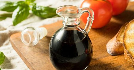 Jakie właściwości ma ocet balsamiczny? Nie bez powodu Włosi nazywają go "czarnym złotem"