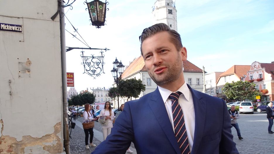 Poseł Kamil Bortniczuk w trakcie swojej kampanii parlamentarnej zużył trzy pary butów.