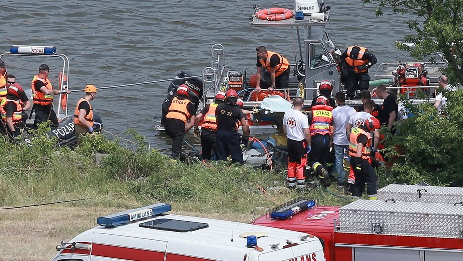 Wydobywanie wraku samolotu trwało trzy godziny