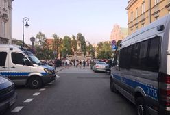 Miesięcznica smoleńska w stolicy. Na czele ochrony stoi były milicjant, jego zastępcą jest zomowiec