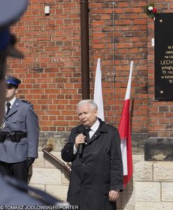 Sosnowiec. Zniszczyła tablicę smoleńską. Policja namierzyła 72-latkę