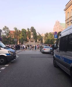 Miesięcznica smoleńska w stolicy. Na czele ochrony stoi były milicjant, jego zastępcą jest zomowiec