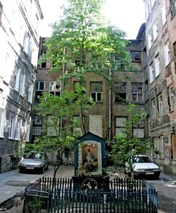 "Szambo wybiło w zlewie". Lokatorzy kamienicy od miesiąca żyją w smrodzie