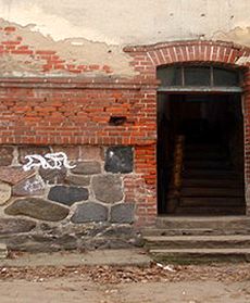 Sypiąca się kamienica