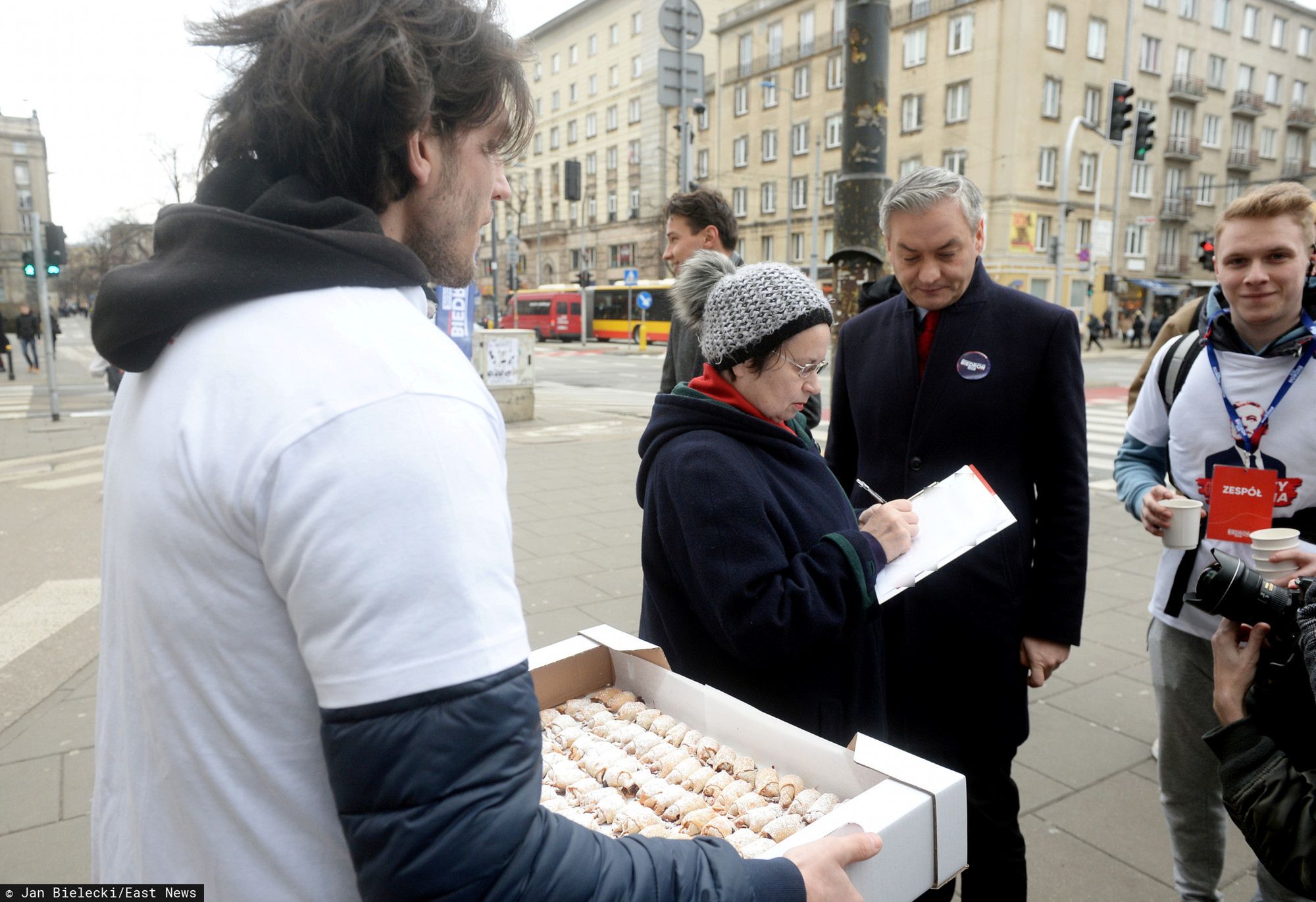 Robert Biedroń rozdaje drożdżówki i zbiera podpisy w tłusty czwartek 