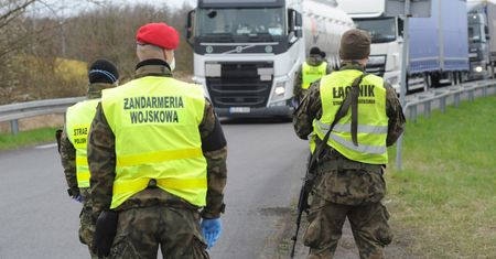 Koronawirus uwięził kierowców ciężarówek. MSWiA zwolniło ich z obowiązku kontroli granicznej