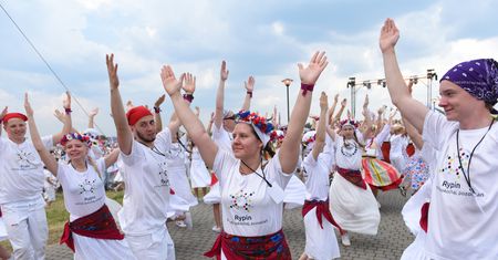 Tysiące pielgrzymów tańczy i się modli. Trwa 22. Spotkanie Młodych Lednica 2000