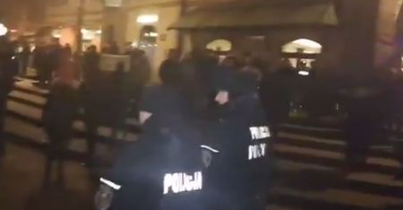 Emocjonalny film z kontrmanifestacji. "Napluliście mi w duszę"
