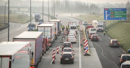 Polsko-niemiecka granica sparaliżowana. Ambasada radzi, aby przełożyć podróż