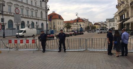 Krwawa bójka przed miesięcznicą smoleńską w Warszawie. Mężczyzna walczy o życie