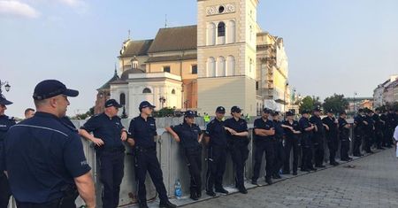 Policja odpowiada posłowi PO. Cezary Tomczyk: jednego dnia 3,5 tys. funkcjonariuszy musiało bronić Kaczyńskiego