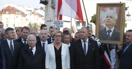 "Obrońcy Krzyża" wieszają psy na Dudzie. Nie zamierzają kończyć miesięcznic