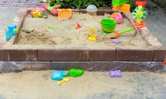 Łódzkie. 10-latek pociął twarz maluchowi w piaskownicy