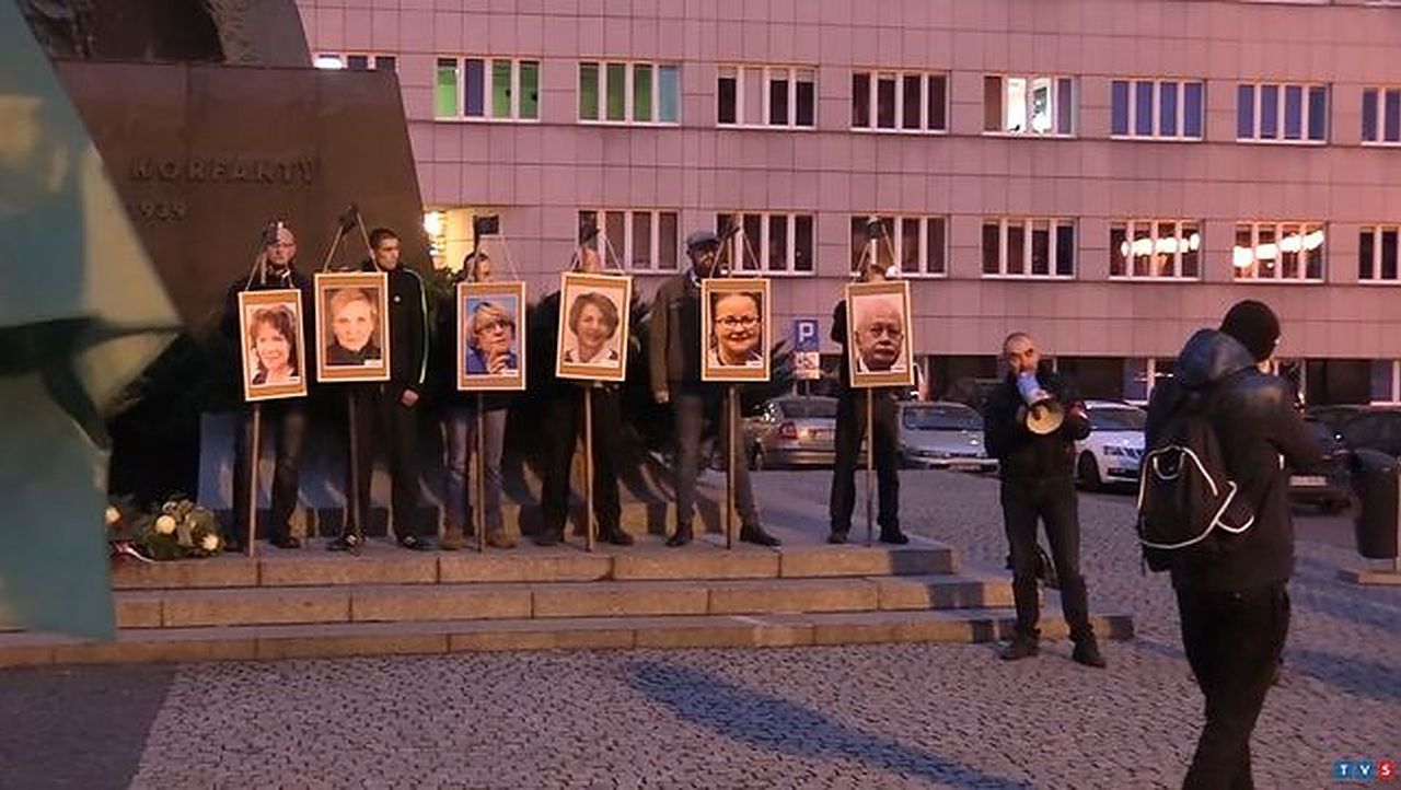 Katowice. Powiesili zdjęcia europosłów na szubienicy. Śledztwo będzie kontynuowane