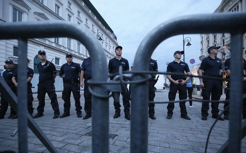 Koszty miesięcznic smoleńskich. Poseł PO: policja podaje dane, a potem wysyła do komend nakaz. KGP dementuje