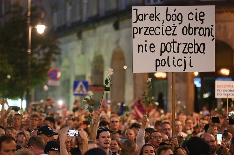 Krzyczał "Precz z Kaczorem". Z tłumu wyrwała go Straż Porządkowa PiS