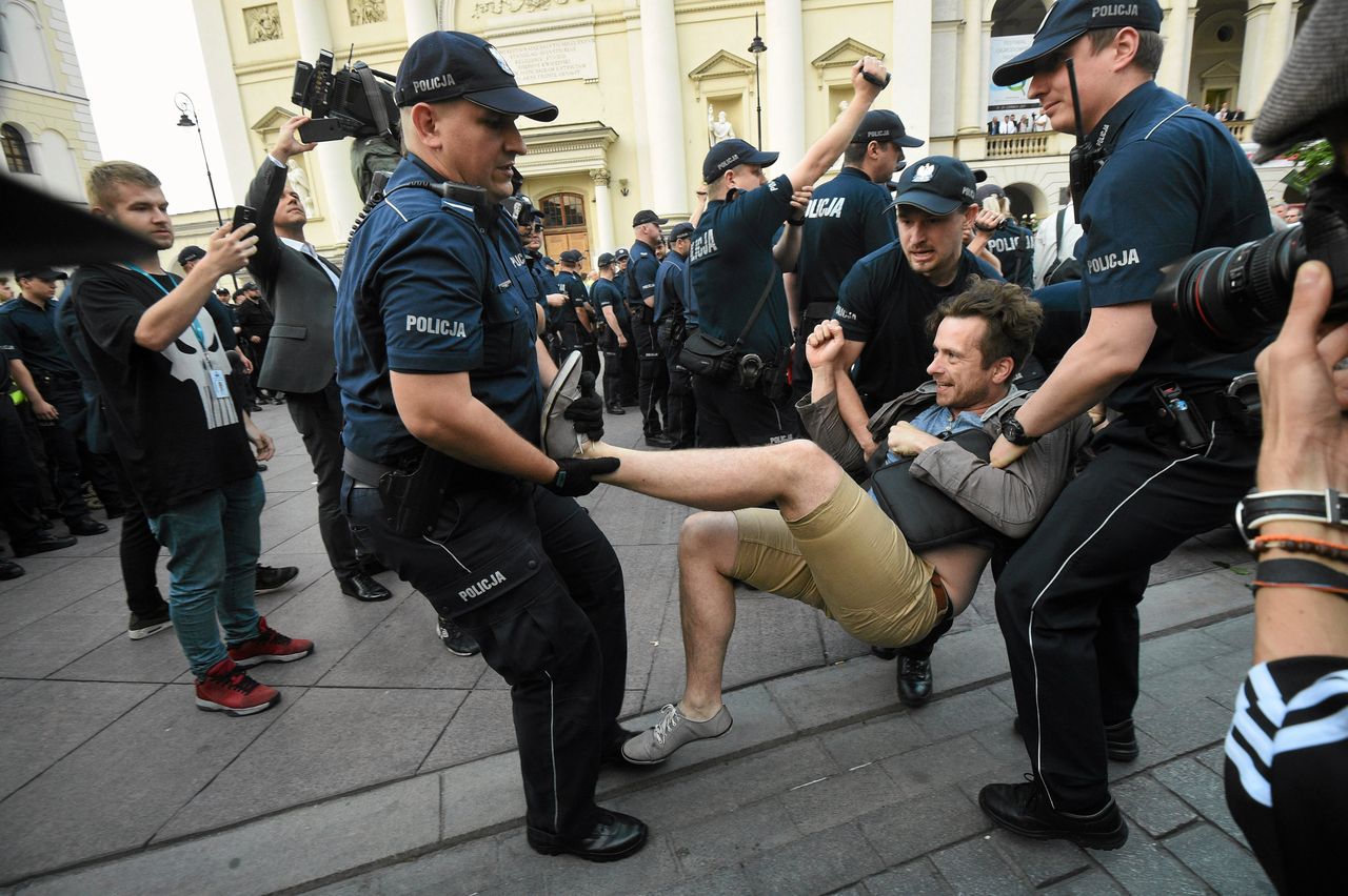 Przesłuchania, mandaty, zatrzymania... "Działania policji nas motywują"